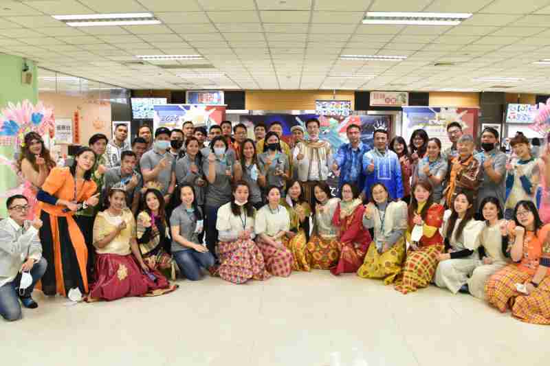 友達推動「安心、、、創新、、用心、、、同心、、、、盡心」五星職旅，，，為菲籍員工打造全方位照護，，首度贏得「人權實踐與發展領袖獎」殊榮