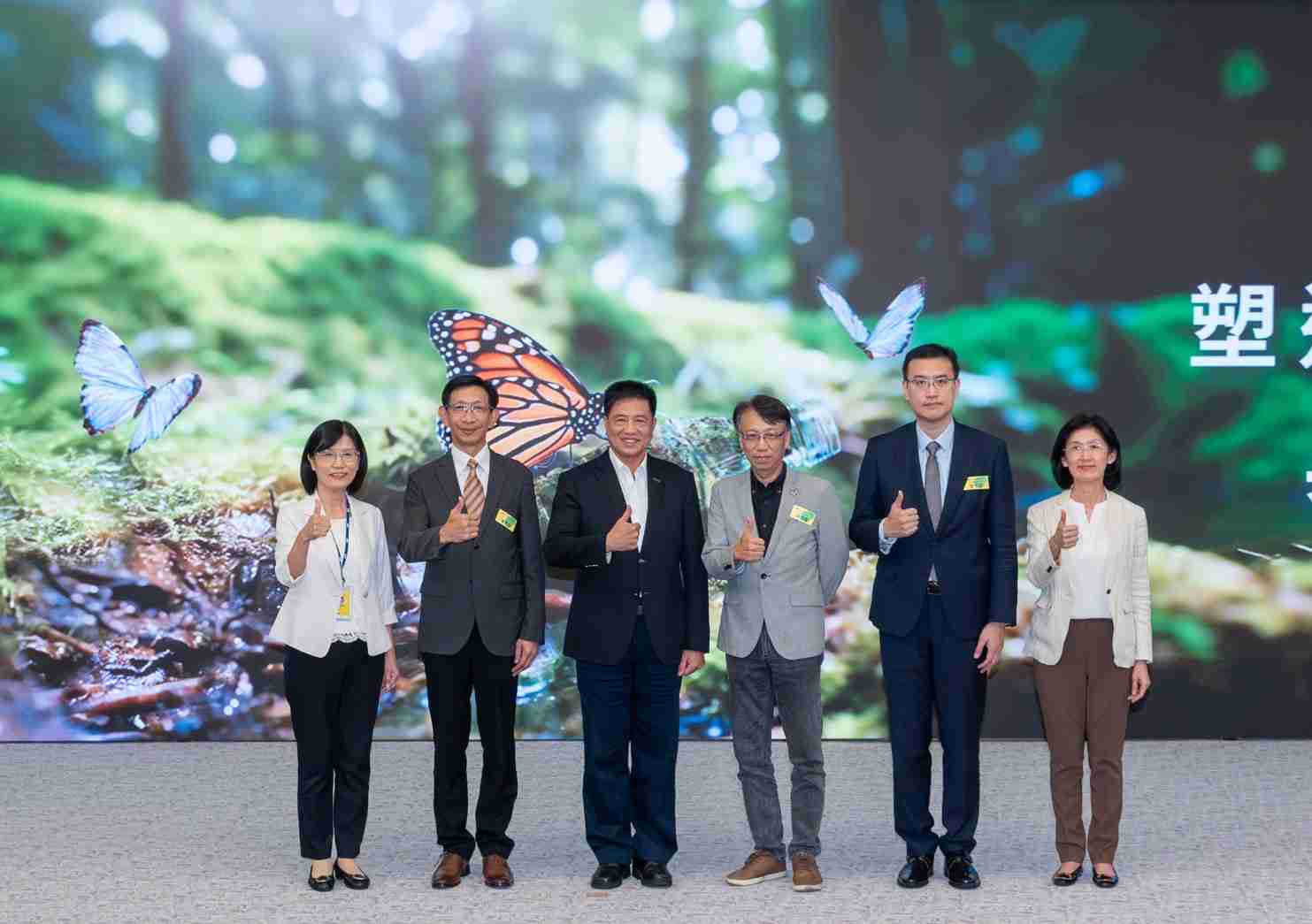 友達2023 CSR共榮大會，，，邀請領域專家分享交流生物多樣性管理趨勢、、、無塑產品、、、、海廢永續塑料等議題  （圖左到右：友達光電永續長古秀華、、3M台灣技術長陳君杰、、、、友達光電董事長暨集團策略長彭双浪、、光寶科技企業永續發展處處長陳慶暉、、、、安永聯合會計師事務所執業會計師曾于哲、、、友達光電供應鏈總部副總經理吳宜芳）